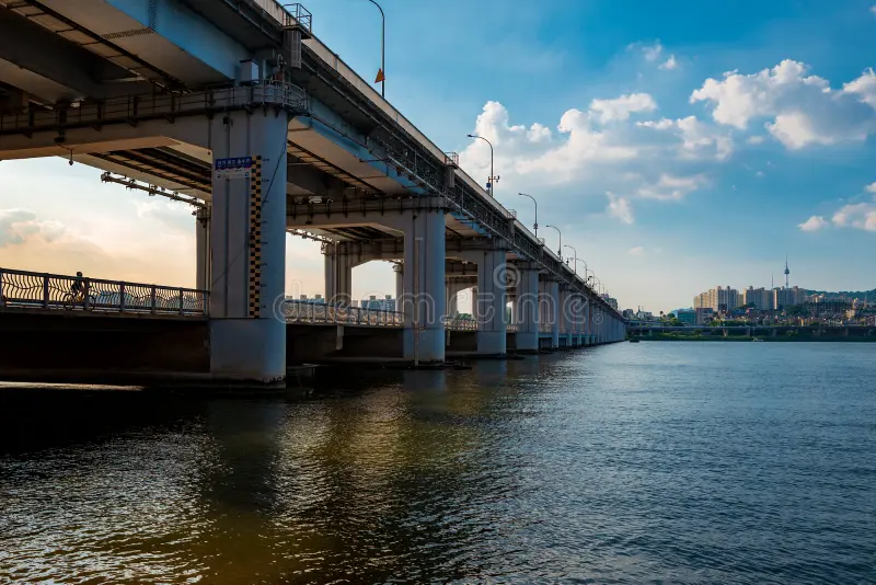 Vista aérea das pontes Jamsu e Banpo sobre o Rio Han em Seul