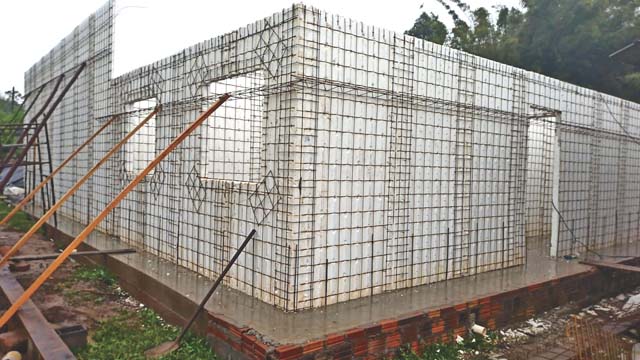 Montagem de painel estrutural em EPS